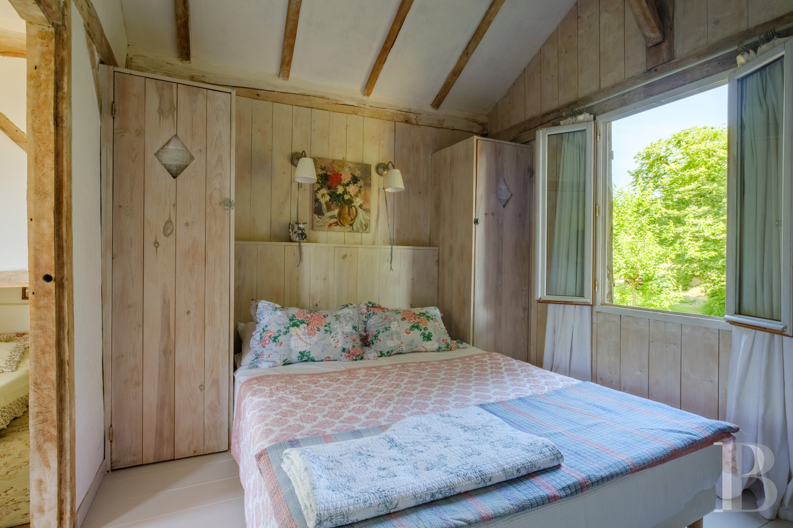 Dans le Gers, à l’ouest de Lectoure, un ancien domaine de production d’armagnac transformé et décoré avec soin - photo  n°51